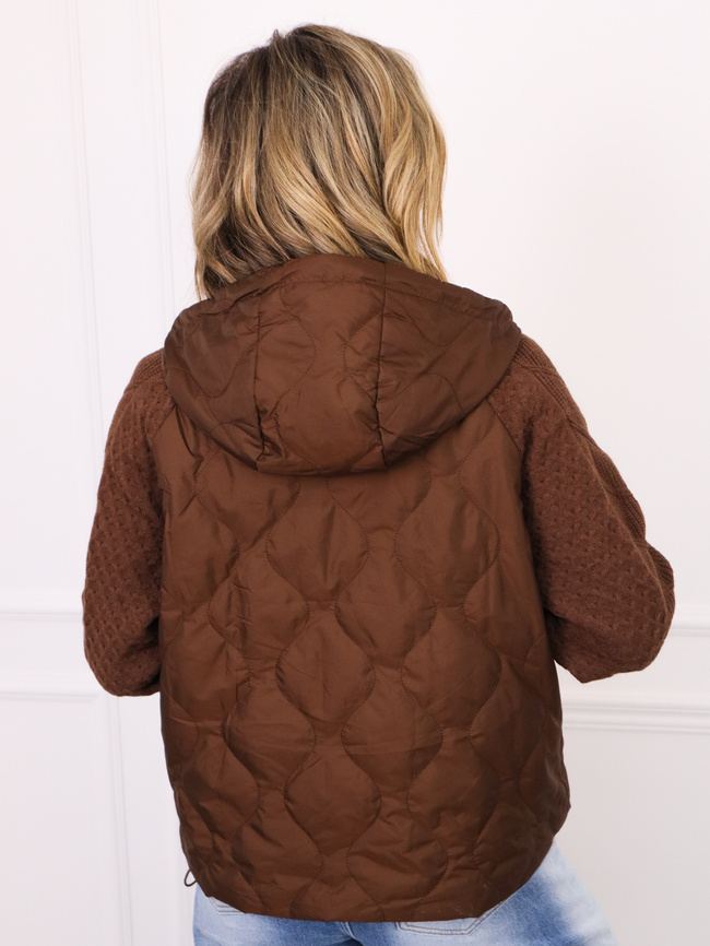 KURTKA PRZEJŚCIOWA ZE SWETERKOWYMI RĘKAWAMI- CZEKOLADOWA