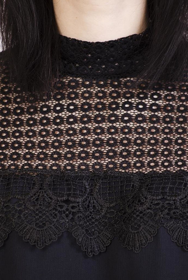 Granatowa bluzka z kulkami przy rękawach i ażurowymi wstawkami