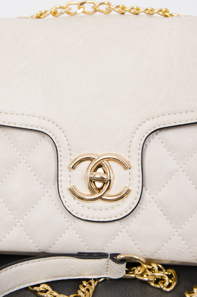 Kremowa pikowana torebka ze złotym łańcuszkiem