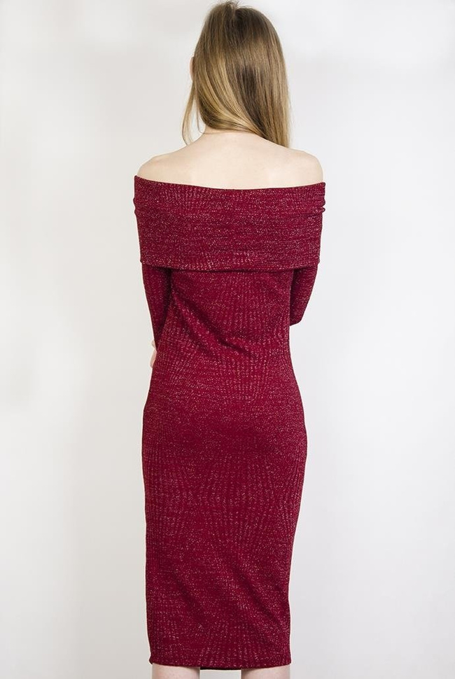 Czerwona, przylegająca sukienka wyszywana srebrną nicią