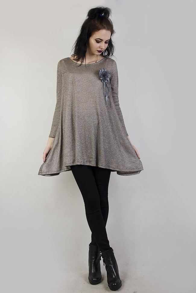 Szara rozkloszowana bluzka z przypinką kwiatem