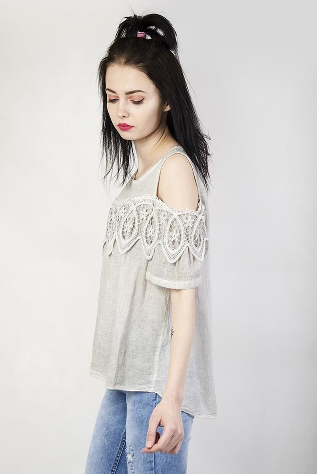 Szara bluzka z wyciętymi ramionami i ażurowym zdobieniem