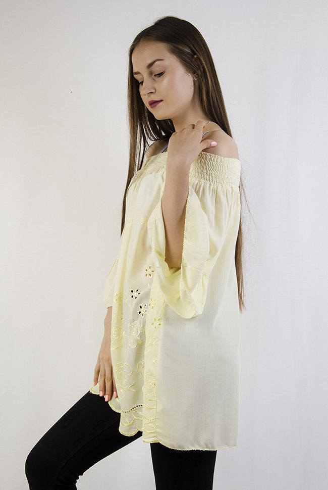 Żółta bluzka z  szerokim ściągaczem w dekolcie