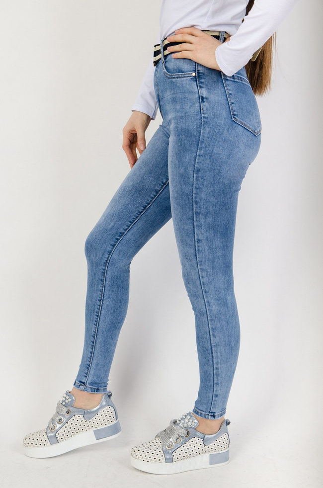 Jasne spodnie jeansowe z wysokim stanem + pasek