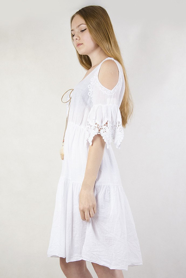 Biała sukienka boho z rzemykiem