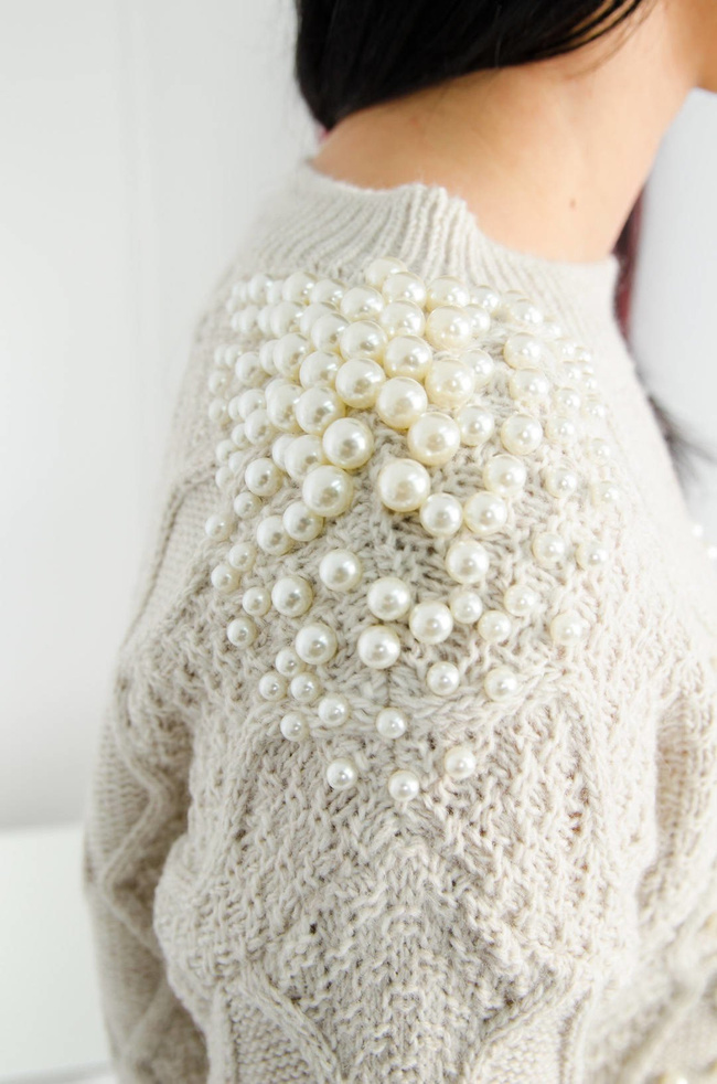  SWETER Z PEREŁKAMI W KOLRZE CIEMNEGO BEŻU