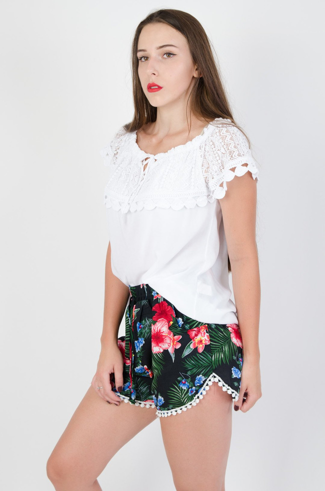 Biała bluzka hiszpanka z ażurowym dekoltem 