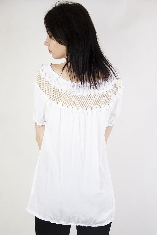 Biała bluzka z wycięciami przy dekolcie