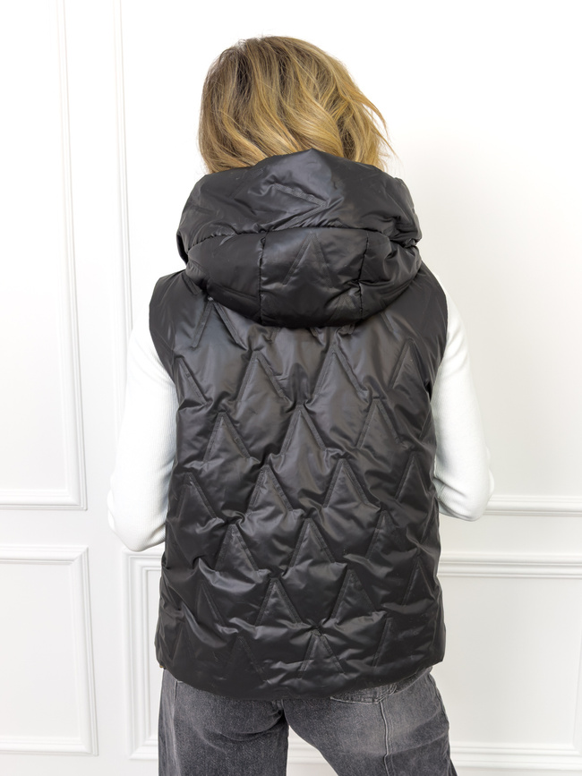 KAMIZELKA PIKOWANA Z NASZYWKĄ I KAPTUREM- CZARNA