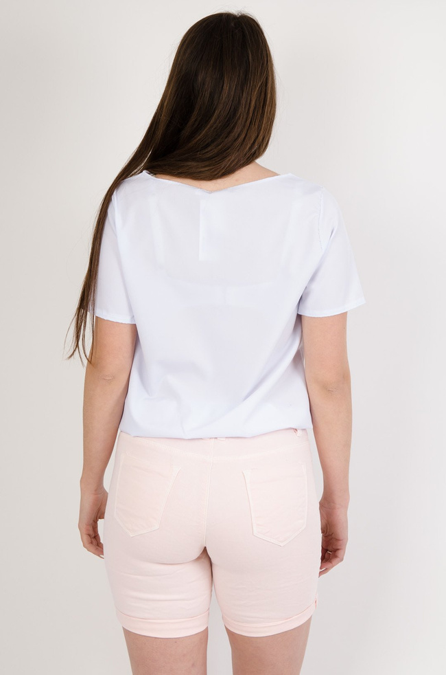 Biała bluzka z zakładką oraz gumką na dole