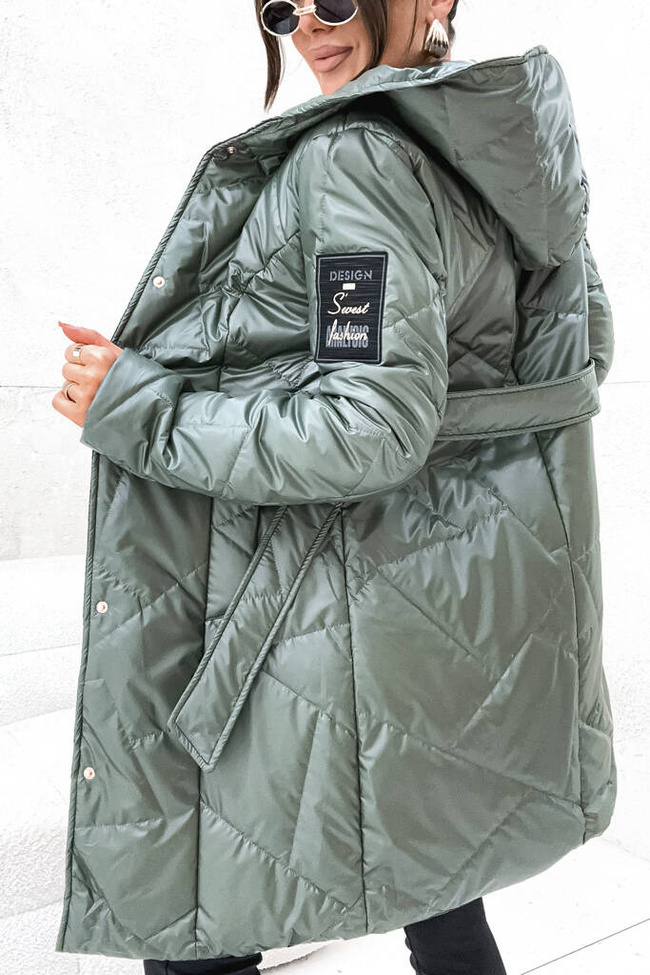 KURTKA PIKOWANA WIĄZANA W PASIE Z NASZYWKĄ NA RĘKAWIE- ZIELONA