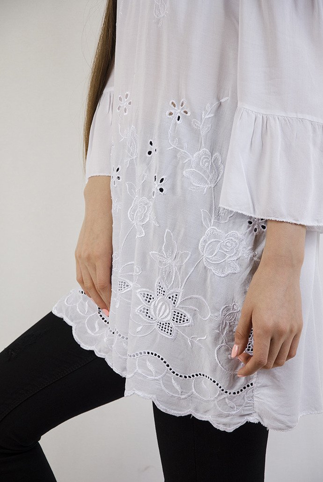 Biała bluzka z szerokim ściągaczem w dekolcie