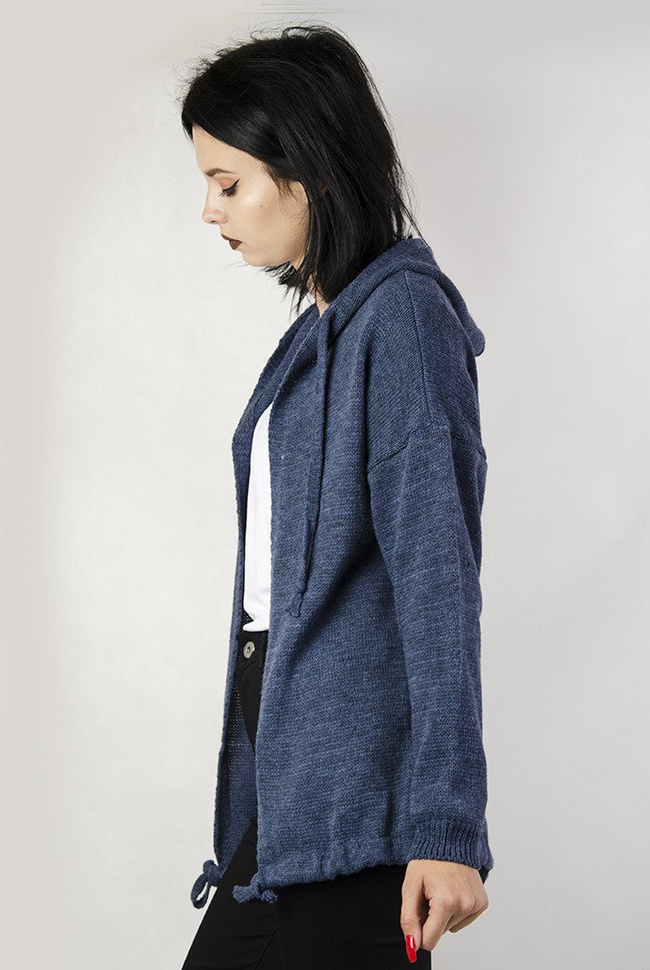 Granatowa narzutka sweterkowa z kapturem