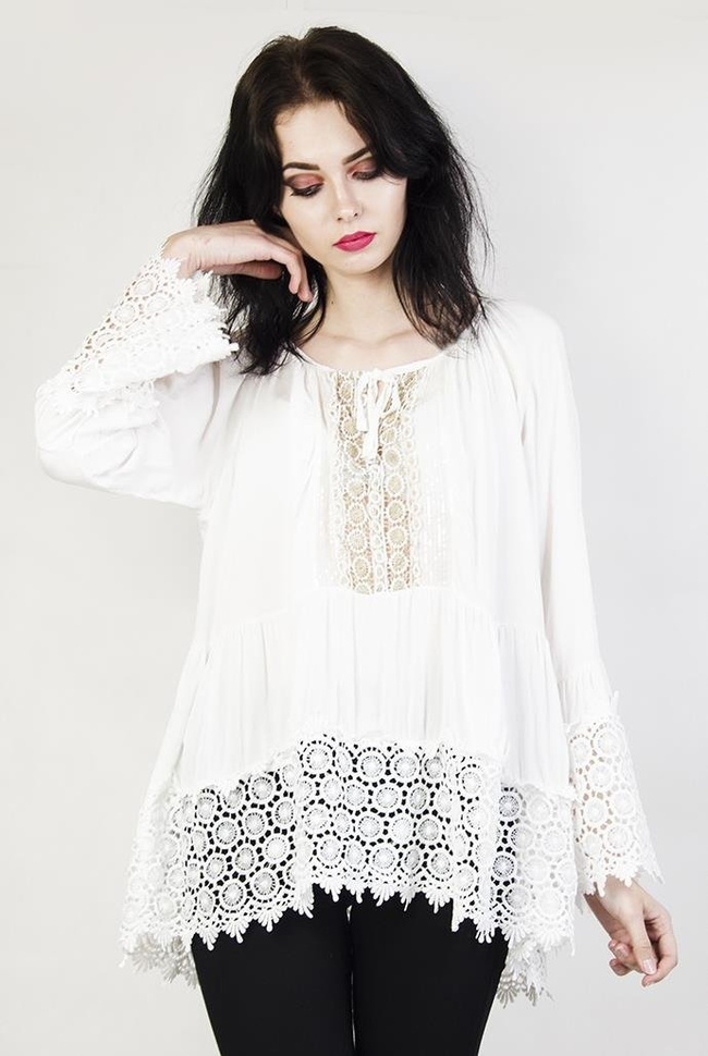 Biała bluzka z ażurowymi wstawkami i rozszerzanym rękawem