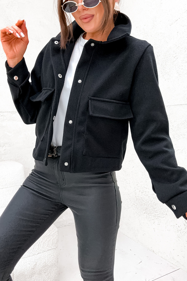 KRÓTKA KURTKA Z KIESZENIAMI ZAPINANA NA NAPY-CZARNA