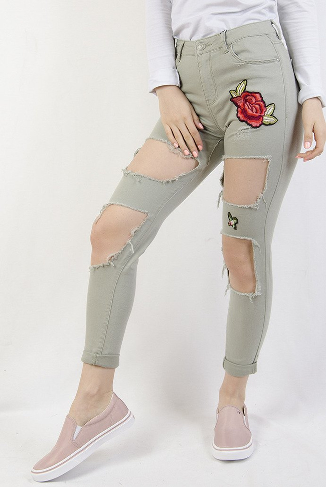 Zielone spodnie z dziurami