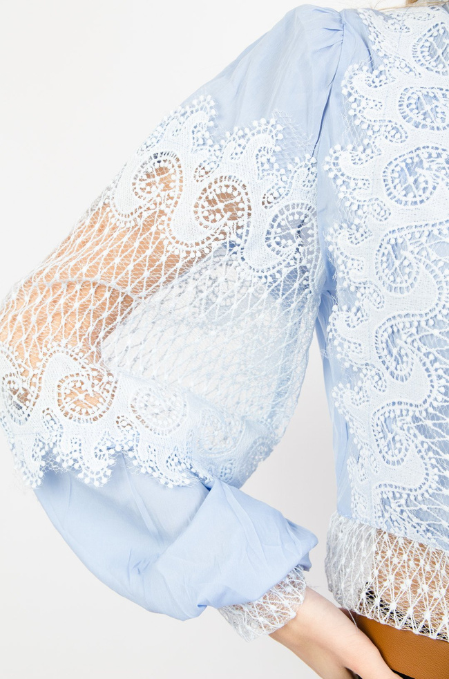 NIEBIESKA AŻUROWA BLUZKA Z BUFIASTYMI RĘKAWAMI