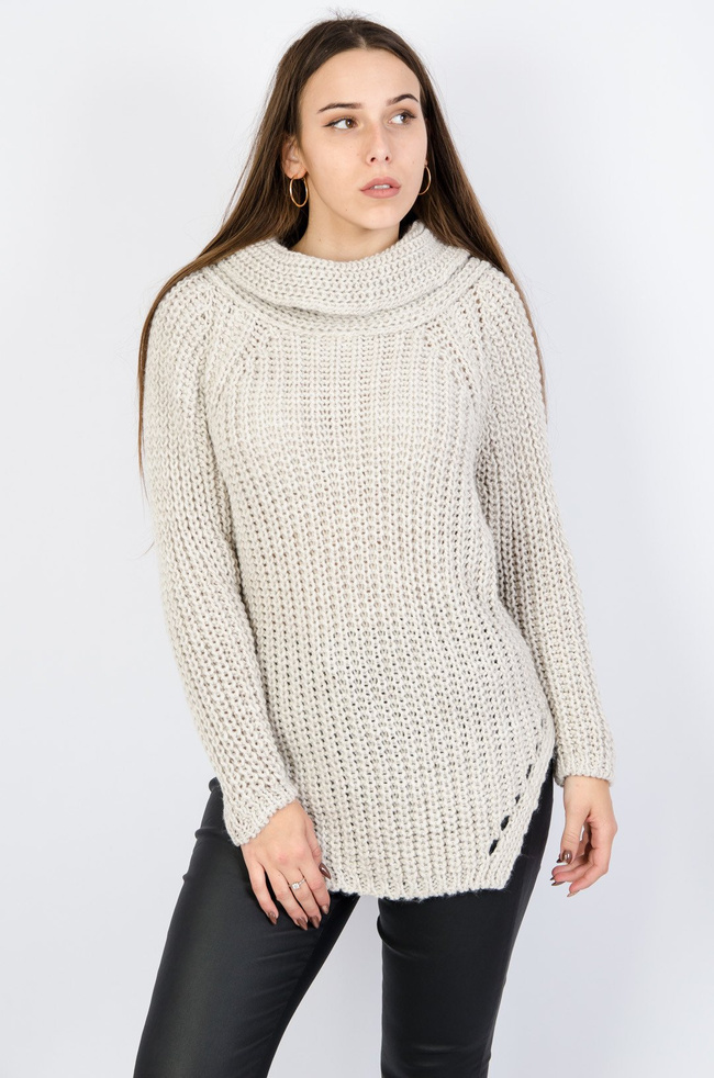 Beżowy sweter z golfem oraz asymetrycznym dołem
