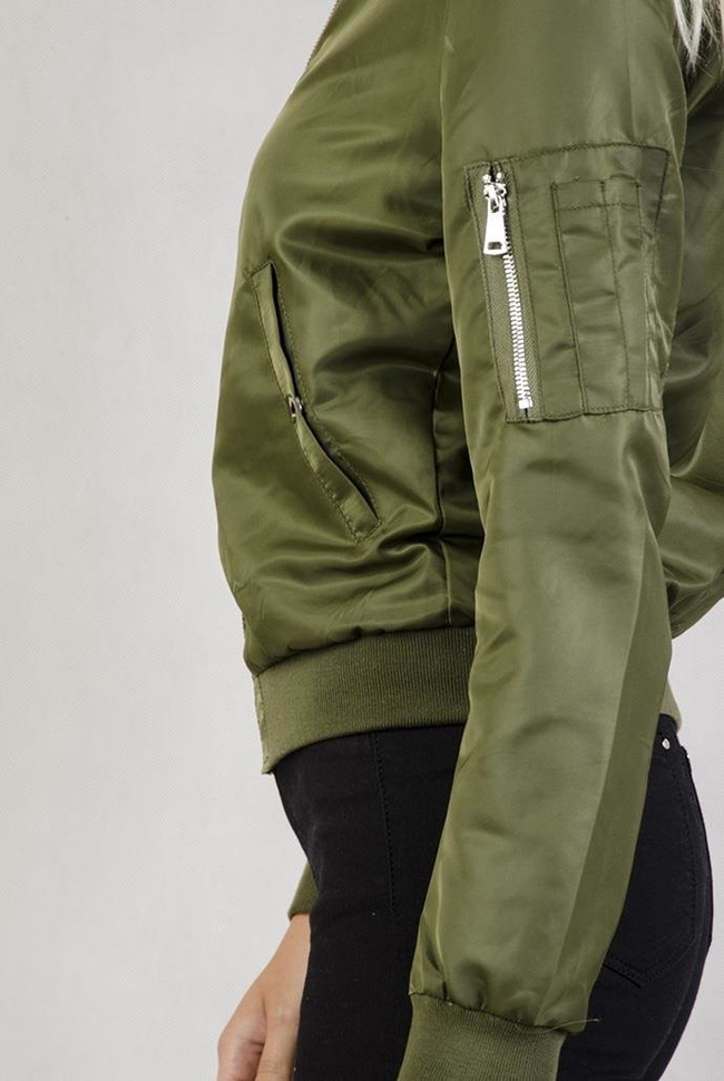 Zielona kurtka typu flek ze ściągaczem na dole