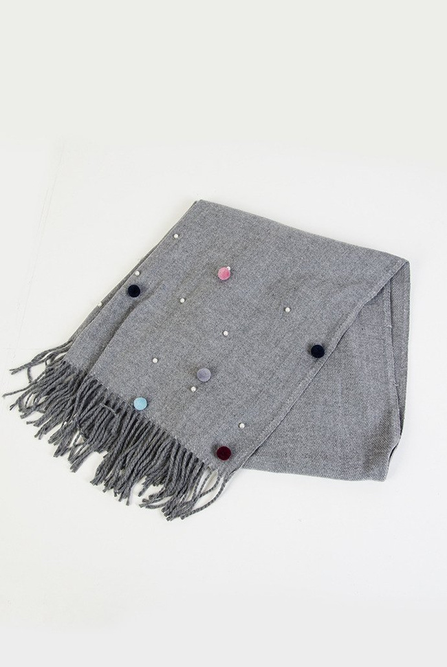 Szary szal z pomponikami oraz perełkami