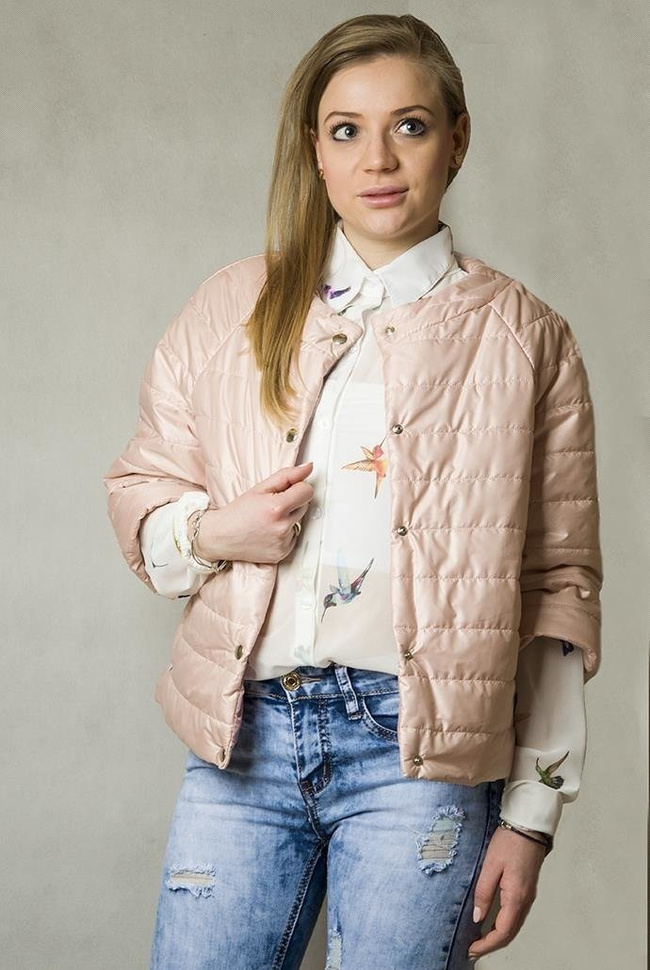 Krótka, wiosenna, różowa kurtka pikowana z rękawem 3/4.