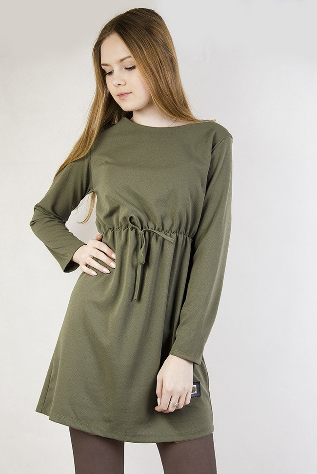 Zielona sukienka z wiązaniem w pasie oraz na plecach