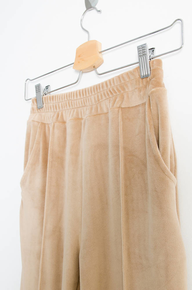 BEŻOWE WELUROWE SPODNIE Z PRZESZYCIEM WZDŁUŻ NOGAWKI