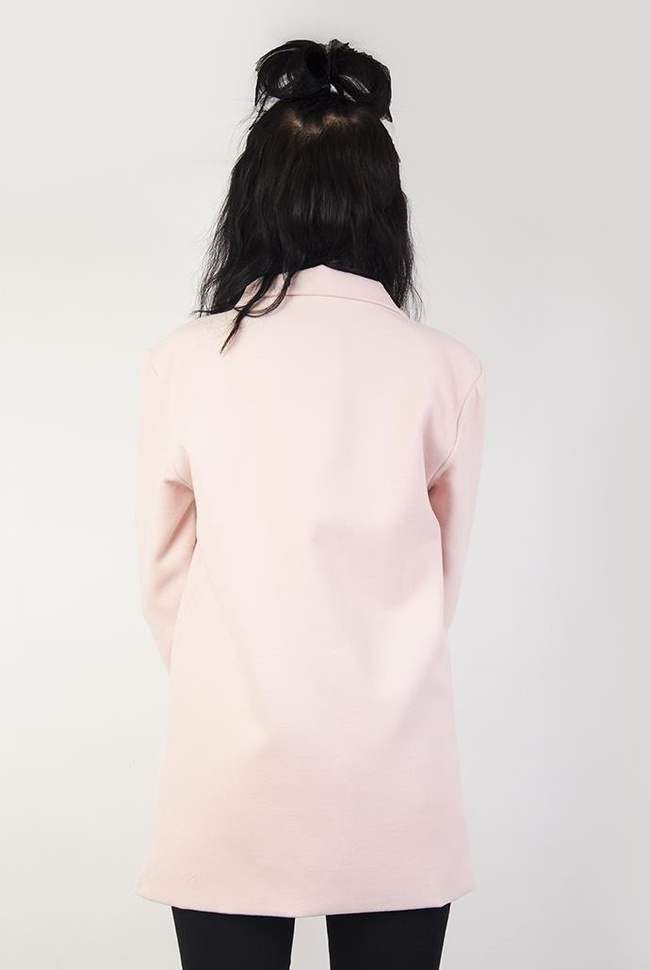 Jasnoróżowy płaszcz zapinany na cztery guziki