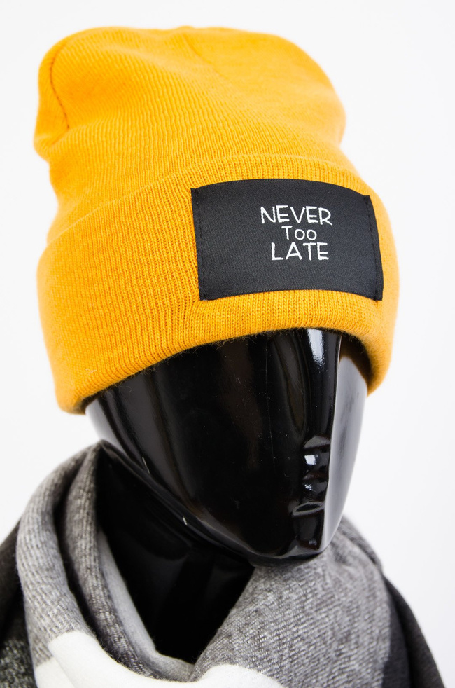 MUSZTARDOWA CZAPKA Z NAPISEM "NEVER TOO LATE"