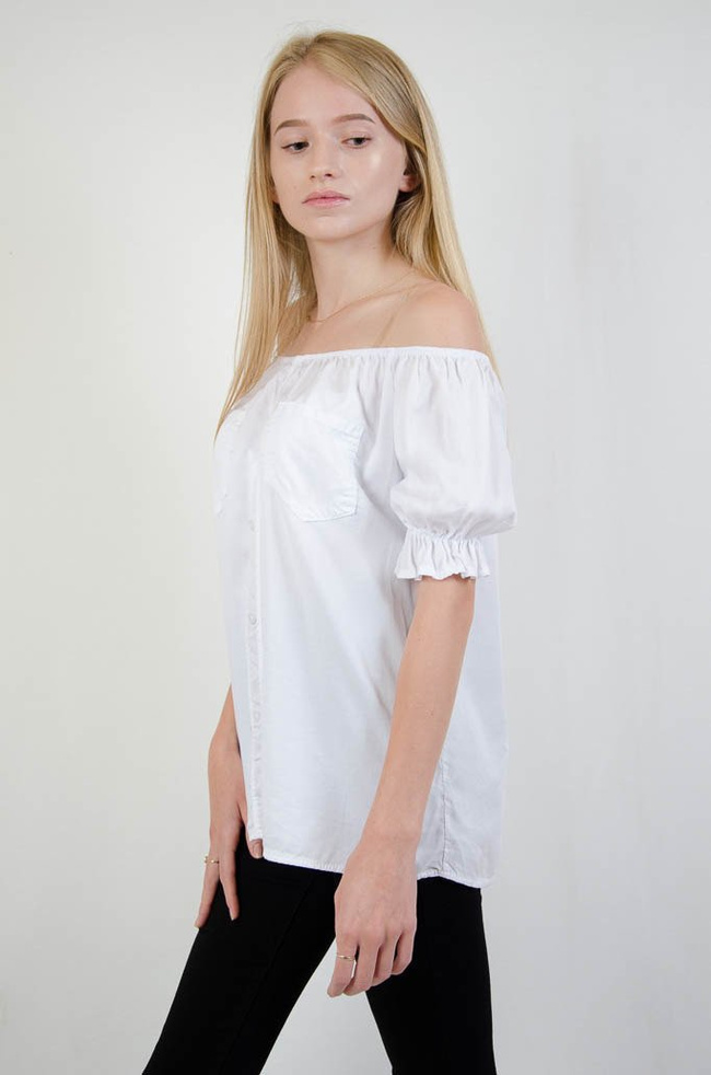 Biała bluzka z bufkami oraz ozdobnymi guzikami