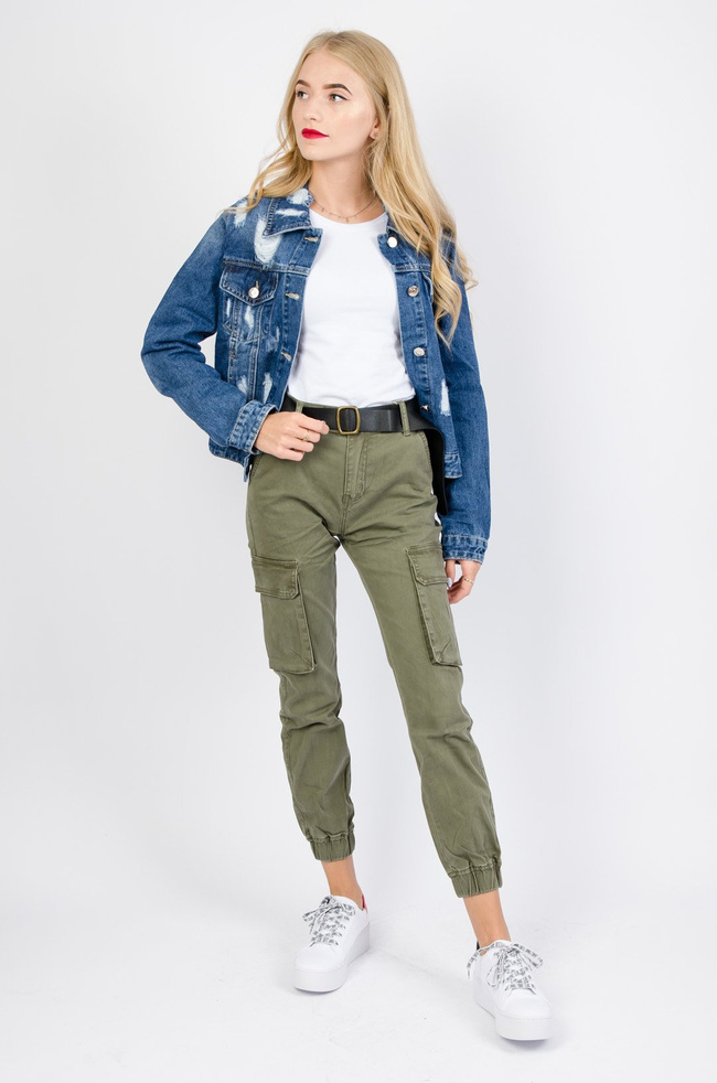 Zielone bojówki z wysokim stanem