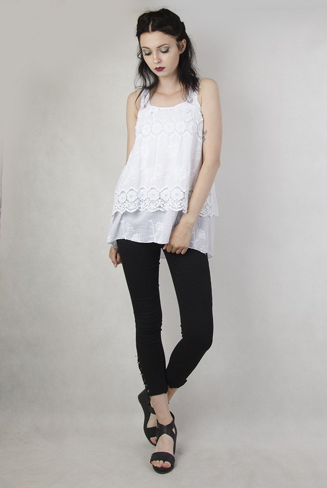 Biała bluzka dwuwarstwowa z ażurowymi kwiatami i ramiączkami