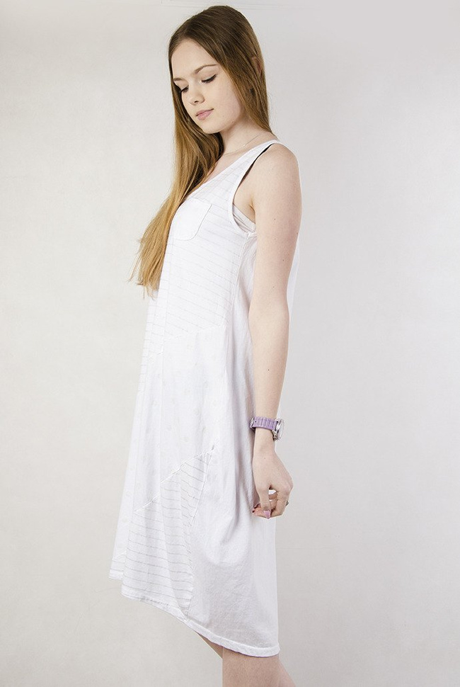 Biała sukienka oversize w paski i kropki