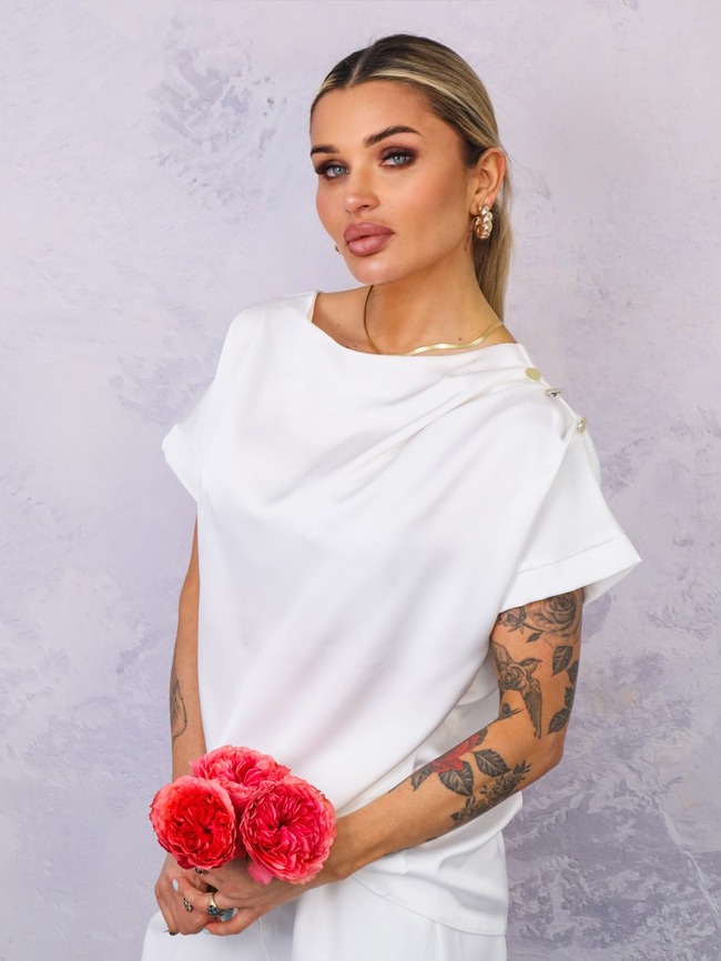 SATYNOWA BLUZKA Z OZDOBNYMI GUZIKAMI NA RAMIENIU- BIAŁA