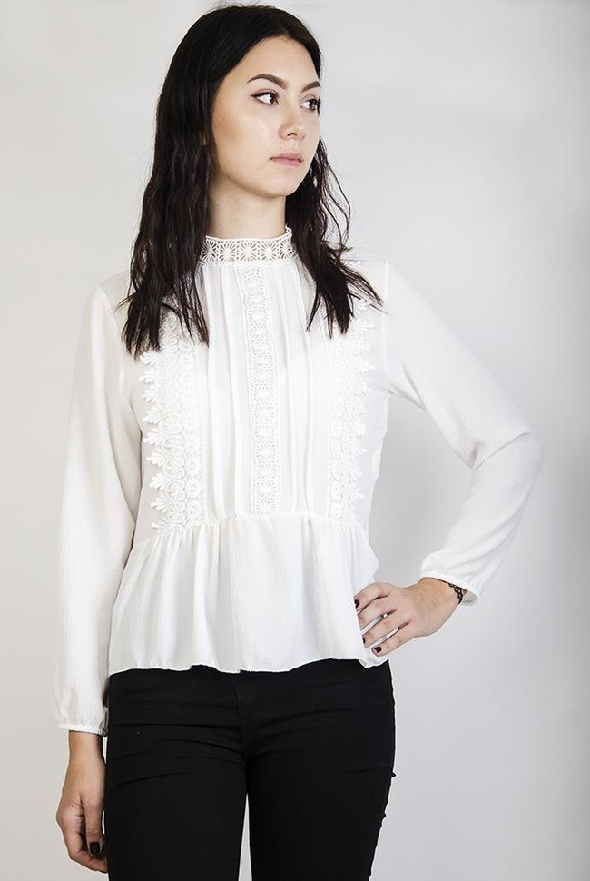 Biała bluzka szyfonowa z ażurowymi zdobieniami