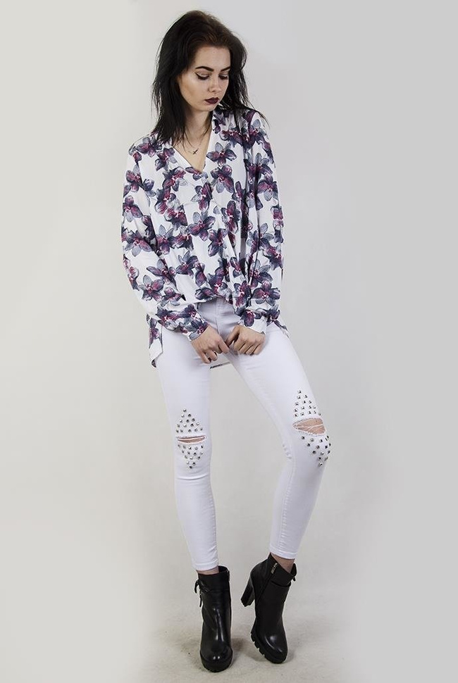 Biała, asymetryczna koszula w kwiaty z przeszyciem