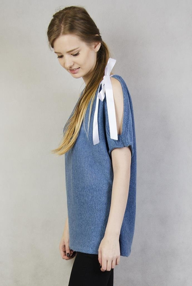 Krótki niebieski sweter ze wstążką i wycięciem