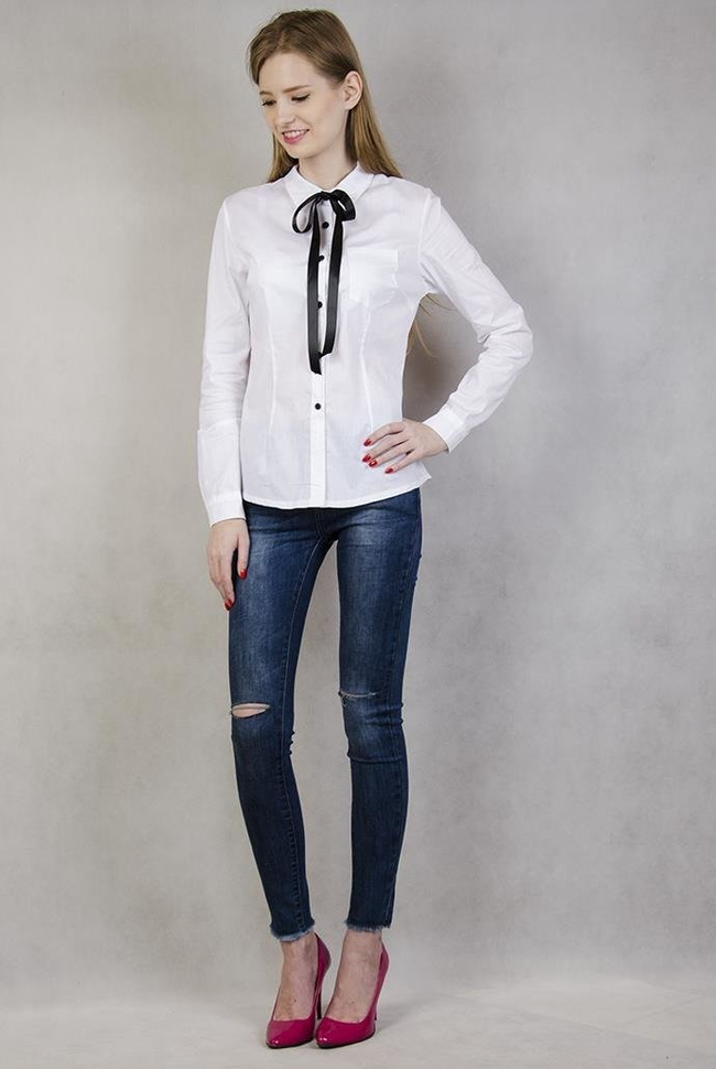 Biała koszula ze wstążką