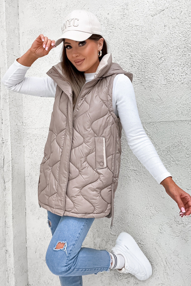 KAMIZELKA PIKOWANA Z KAPTUREM I ŚCIĄGACZAMI PO BOKACH- BRĄZOWA