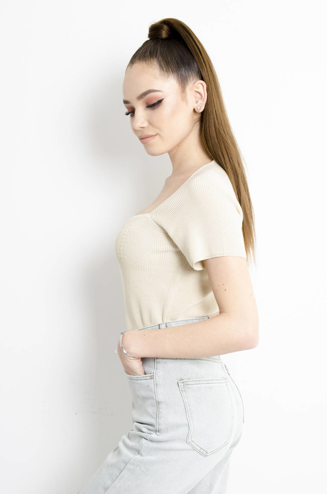 T-SHIRT SWETERKOWY W KOLORZE BEŻOWYM