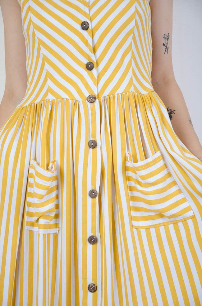 Żółta sukienka w pasy na ramiączka