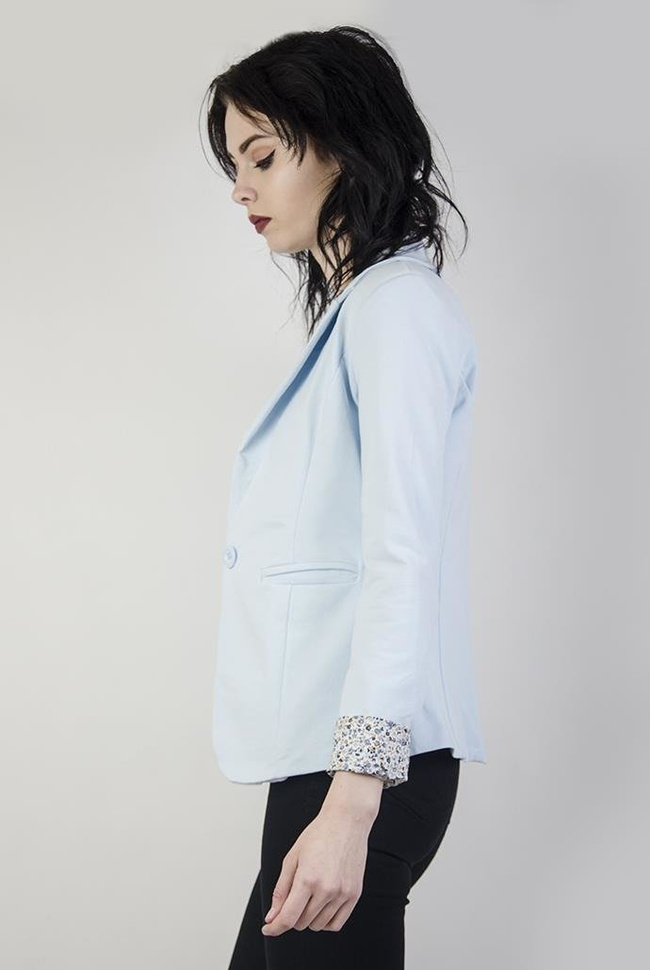 Jasnoniebieska marynarka z kwiatowymi wstawkami