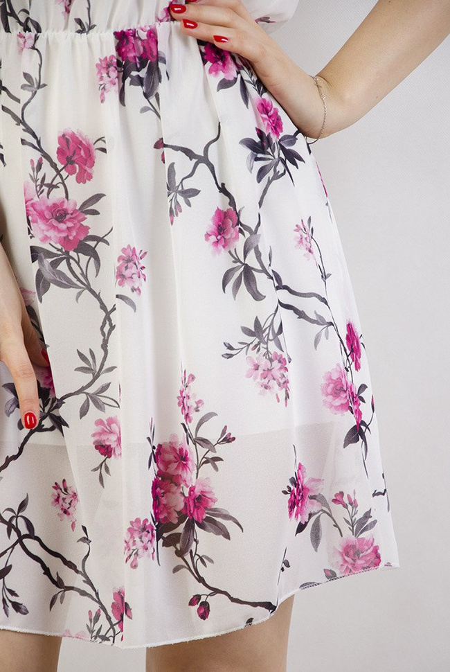 Biała zwiewna sukienka w kwiaty z gumką w pasie