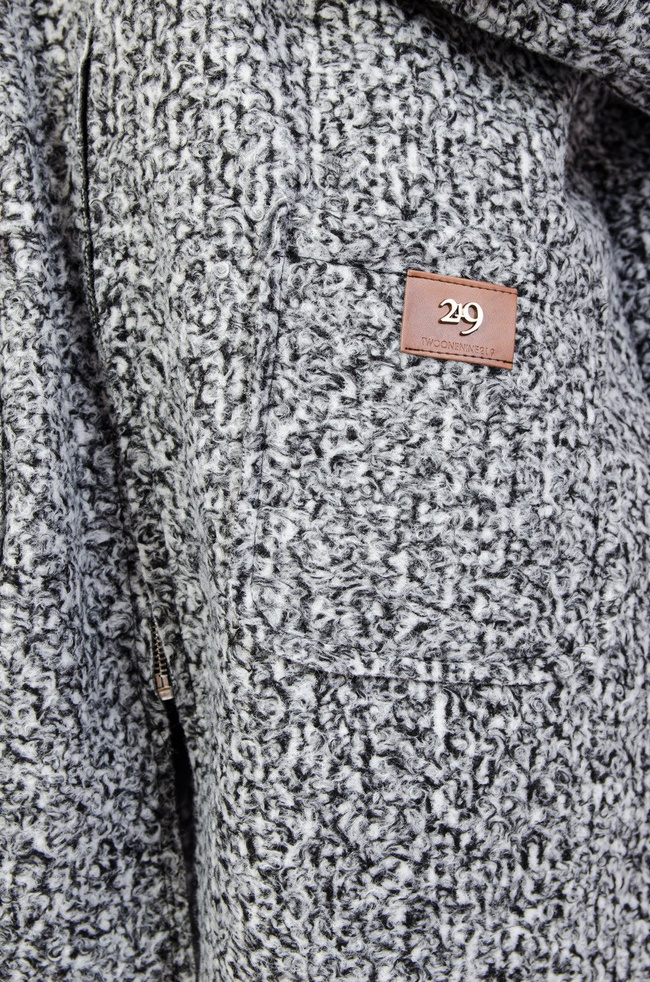 Szary jesienny płaszcz z kapturem oraz naszywką na kieszeni