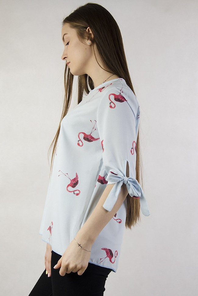 Zwiewna niebieska bluzka w flamingi