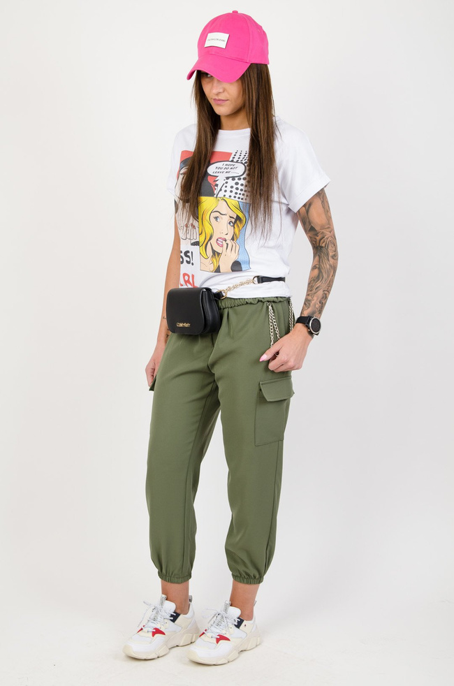 Zielone joggery z łańcuchem i kieszeniami po bokach