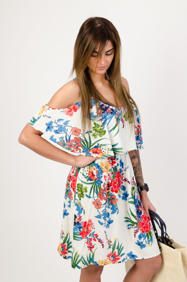 Biała sukienka w kwiaty z hiszpańskim dekoltem