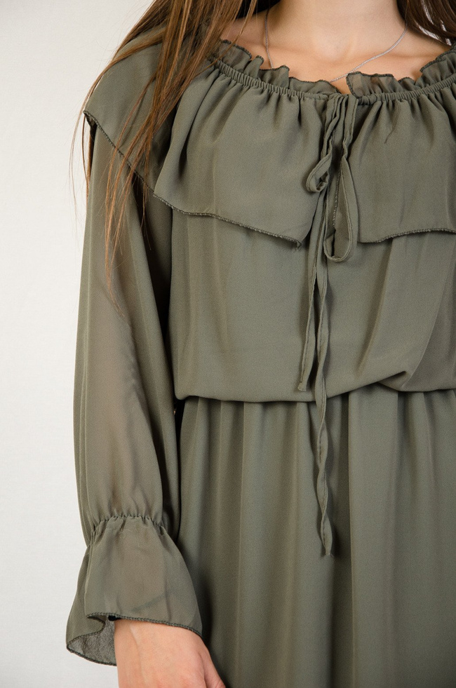 Zielona sukienka na długi rękaw z gumą w dekolcie