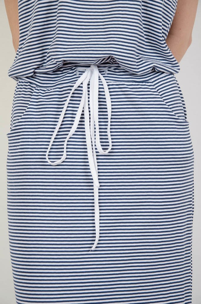 Długa sukienka w cienkie biało-granatowe paski, wiązana w pasie