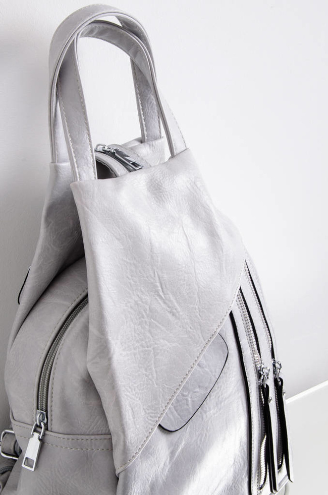 PLECAK Z IMITACJI SKÓRY Z OZDOBNYMI ZAMKAMI- SZARY